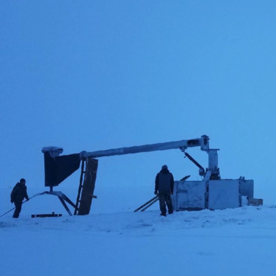 Mid Hinged Pole in the Artic